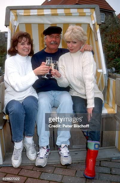 "Ingrid Steeger mit Schwester Jutta Heda und Bruder Udo Stengert, Familientreffen am auf Sylt, Deutschland. "