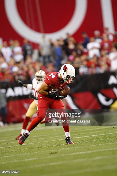Rob Housler of the Arizona Cardinals makes a reception during the game against the San Francisco 49ers at the University of Phoenix Stadium on...
