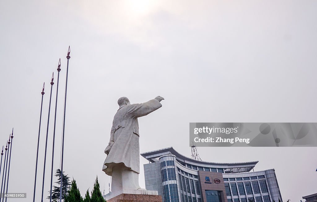 Statue of Mao Zedong in front of Luoyang YTO Group...