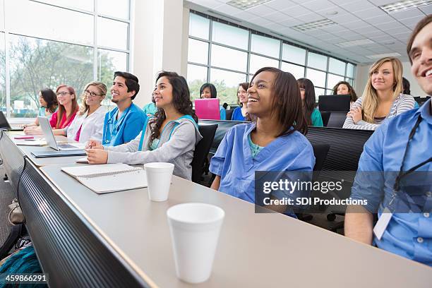 médico enfermera o los estudiantes listenting para el profesor en salón de disertación - cute nurses fotografías e imágenes de stock