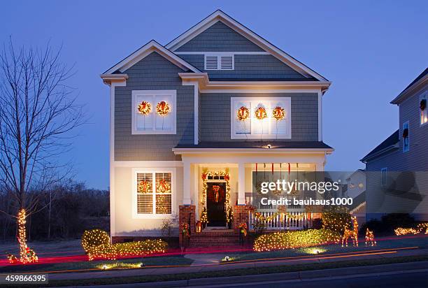 christmas lights - christmas decorations house exterior stock pictures, royalty-free photos & images