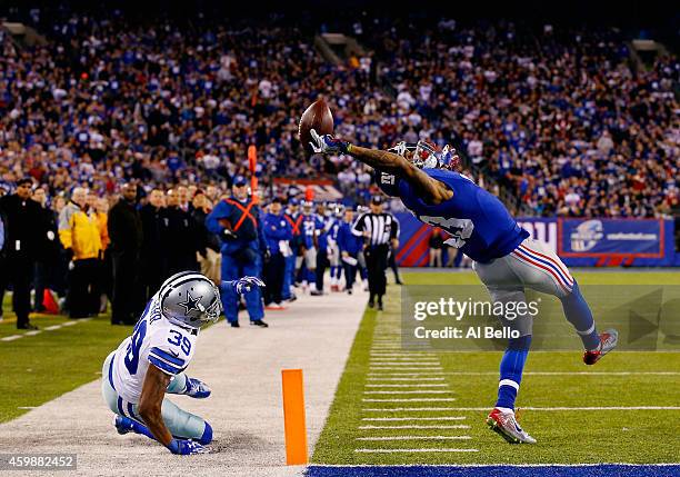 Odell Beckham of the New York Giants scores a touchdown in the second quarter against Brandon Carr of the Dallas Cowboys at MetLife Stadium on...