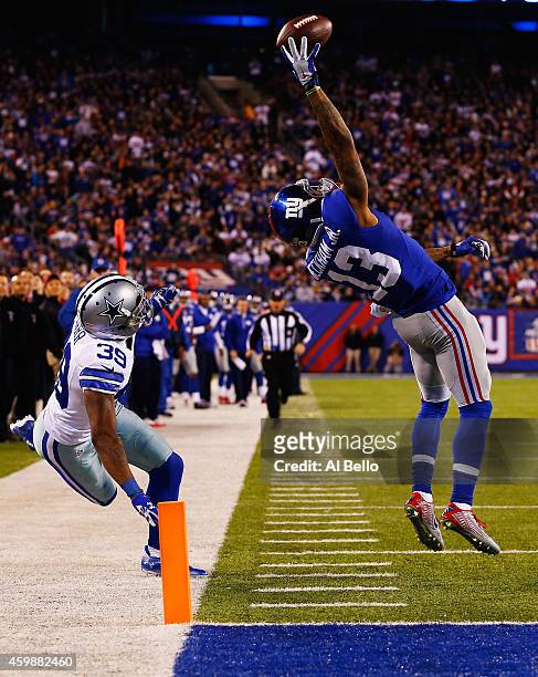 Odell Beckham of the New York Giants scores a touchdown in the second quarter against Brandon Carr of the Dallas Cowboys at MetLife Stadium on...