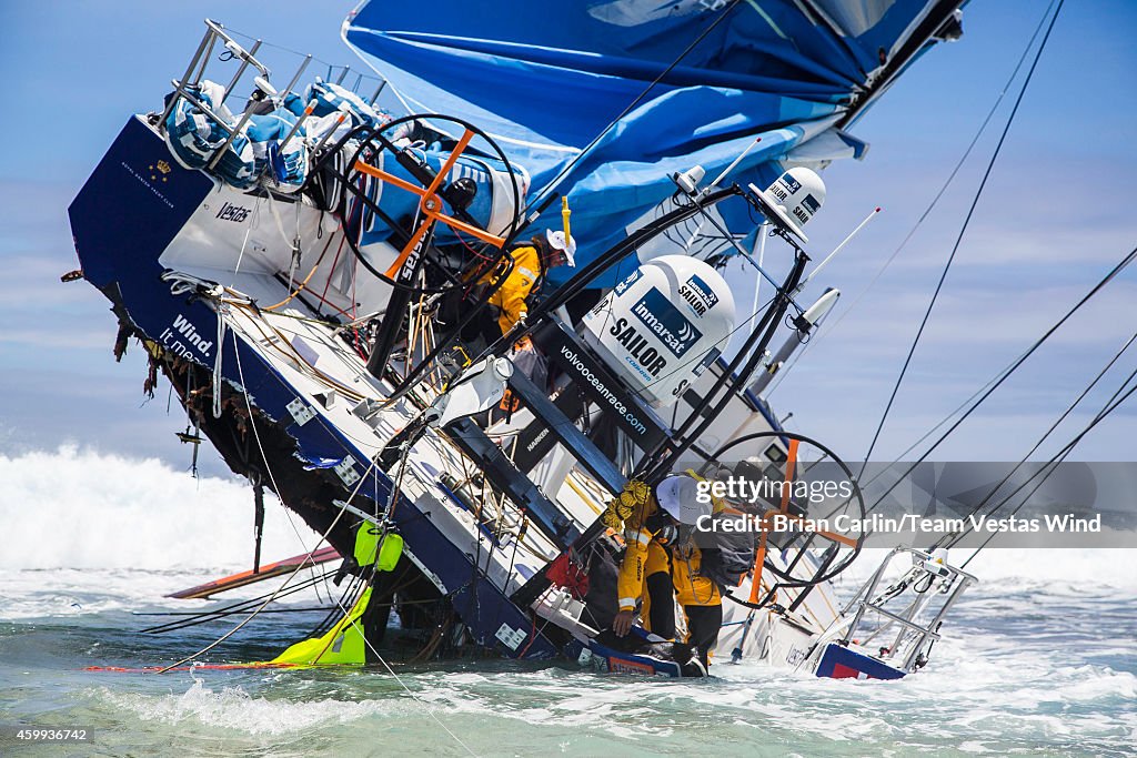 Team Vestas Wind Hits Reef Off Mauritius - Volvo Ocean Race 2014-2015