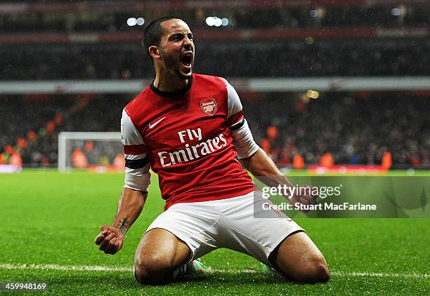 Arsenal O2 Walcott Walcott Arsenal Photos and Premium High Res Pictures - Getty Images