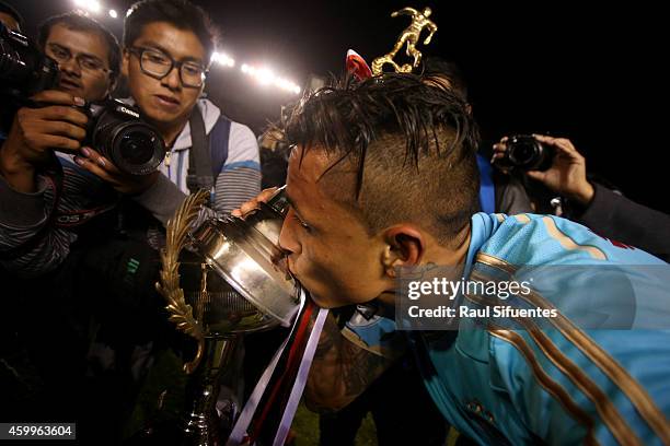 Yoshimar Yotun of Sporting Cristal kisses the trophy after winning a final match between Alianza Lima and Sporting Cristal as part of Torneo Clausura...