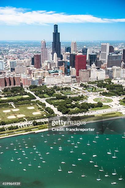 vista aérea de la ciudad de chicago - millennium park chicago fotografías e imágenes de stock