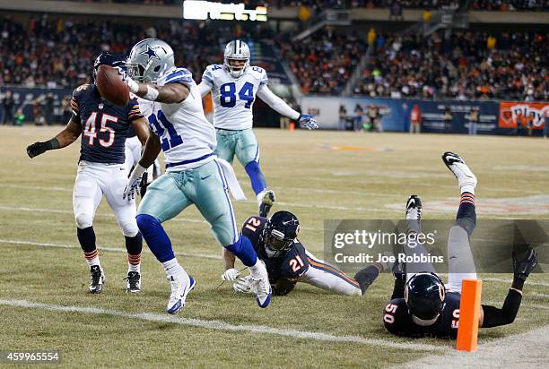 Joseph Randle of the Dallas Cowboys runs by Brock Vereen, Ryan Mundy and Shea McClellin of the Chicago Bears to score a touchdown during the third...