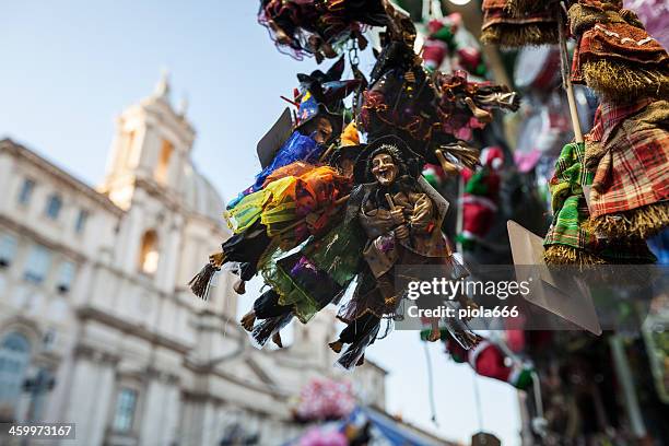 weihnachten kunsthandwerk auf die piazza navona, in rom - la befana stock-fotos und bilder