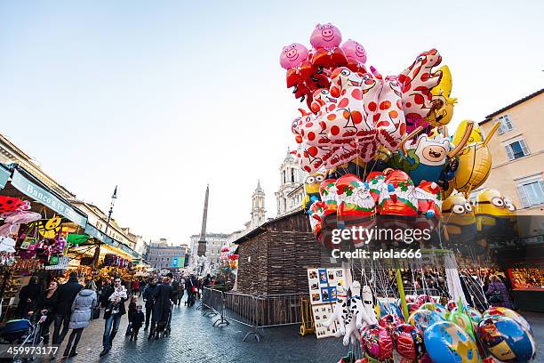 weihnachten an der piazza navona, in rom - rom weihnachten stock-fotos und bilder