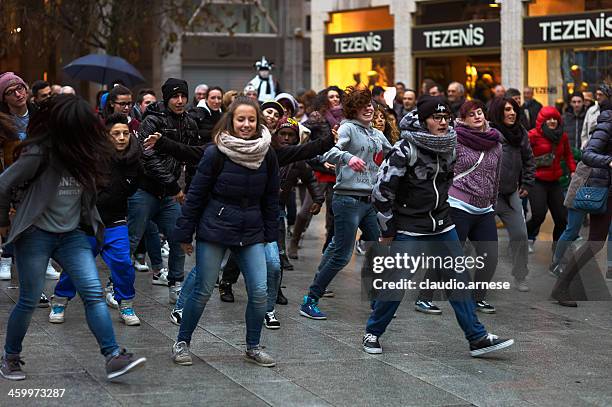 flash mob. color image - flash mob 個照片及圖片檔