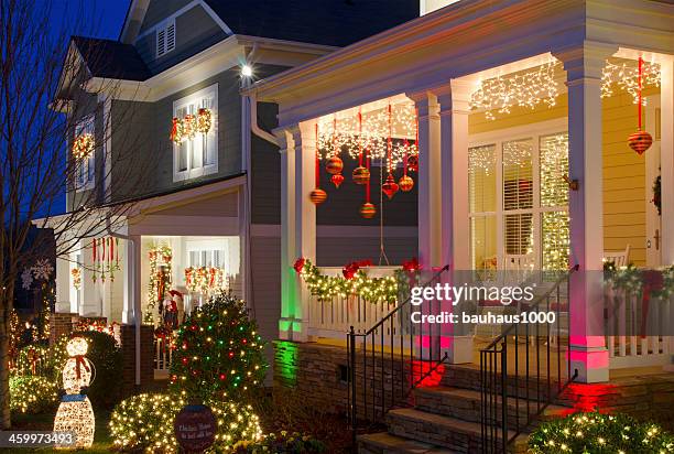 christmas lights - christmas decorations house exterior stock pictures, royalty-free photos & images