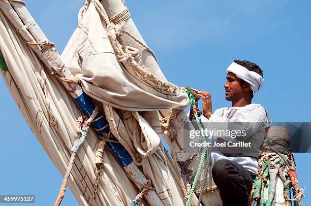 egipto homem reparar vela no felucca no rio nilo - felucca boat imagens e fotografias de stock