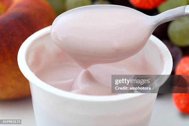 frischem obst und joghurt - joghurt stock-fotos und bilder