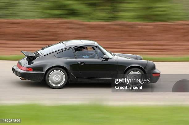 aceleración porsche 911 - porsche carrera fotografías e imágenes de stock