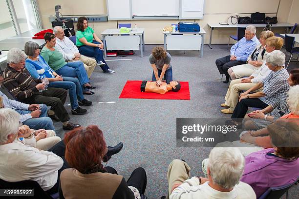 demonstrating chest compressions - cpr stock pictures, royalty-free photos & images