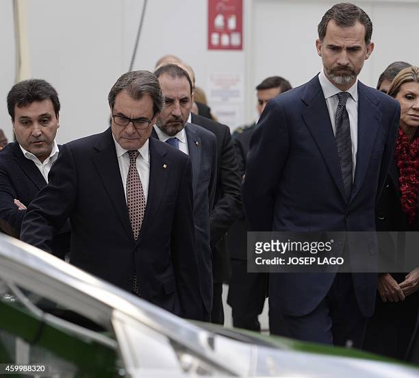 Spain's King Felipe VI and President of Catalonia's regional government Artur Mas visit an assembly line of the Seat factory in Martorell, near...