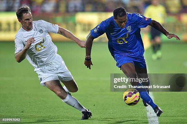 Patrick Kluivert of Team Cannavaro runs with the ball against Ronald de Boer of Team Figo during the Global Legends Series match at the SCG Stadium...