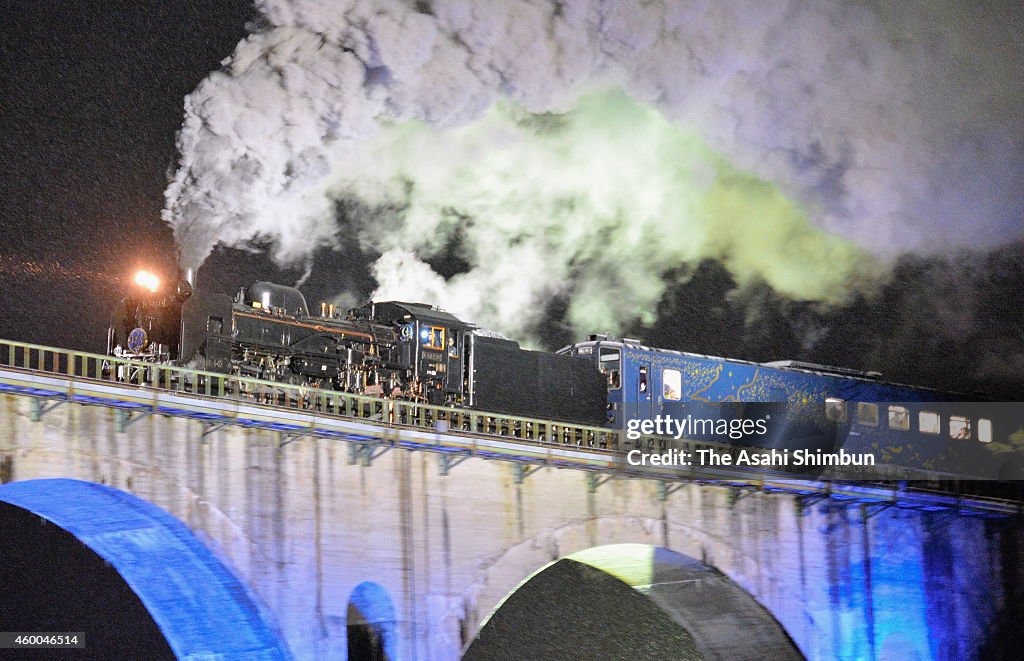 Steam Locomotive 'Ginga' Makes A Night Run