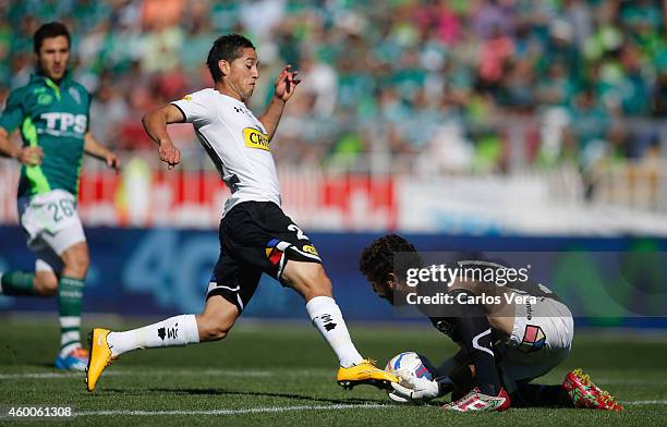 Juan Delgado of Colo Colo loses the ball with Mauricio Viana goalkeeper of Santiago Wanderers during a match between Colo Colo and Santiago Wanderers...
