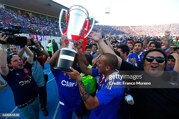 Guzmán Pereira of U de Chile lifts the trophy and celebrate the championship with teammates after a victory during a match between Universidad de...