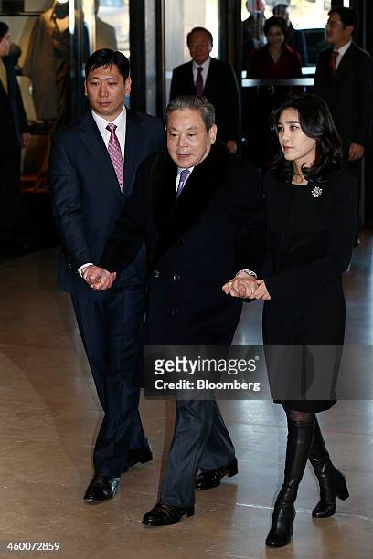 Billionaire Lee Kun Hee, chairman of Samsung Electronics Co., center,  Foto di attualità - Getty Images