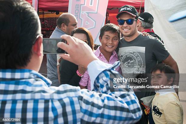 Mexican driver of Formula one Sergio "Checo" Pérez poses for photos with fans prior a race in the Grand Prix International Wings Army kart at...