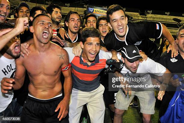 Players of Libertad celebrate their championship after a match between Nacional and Libertad as part of round 22 of Torneo Clausura 2014 at Manuel...