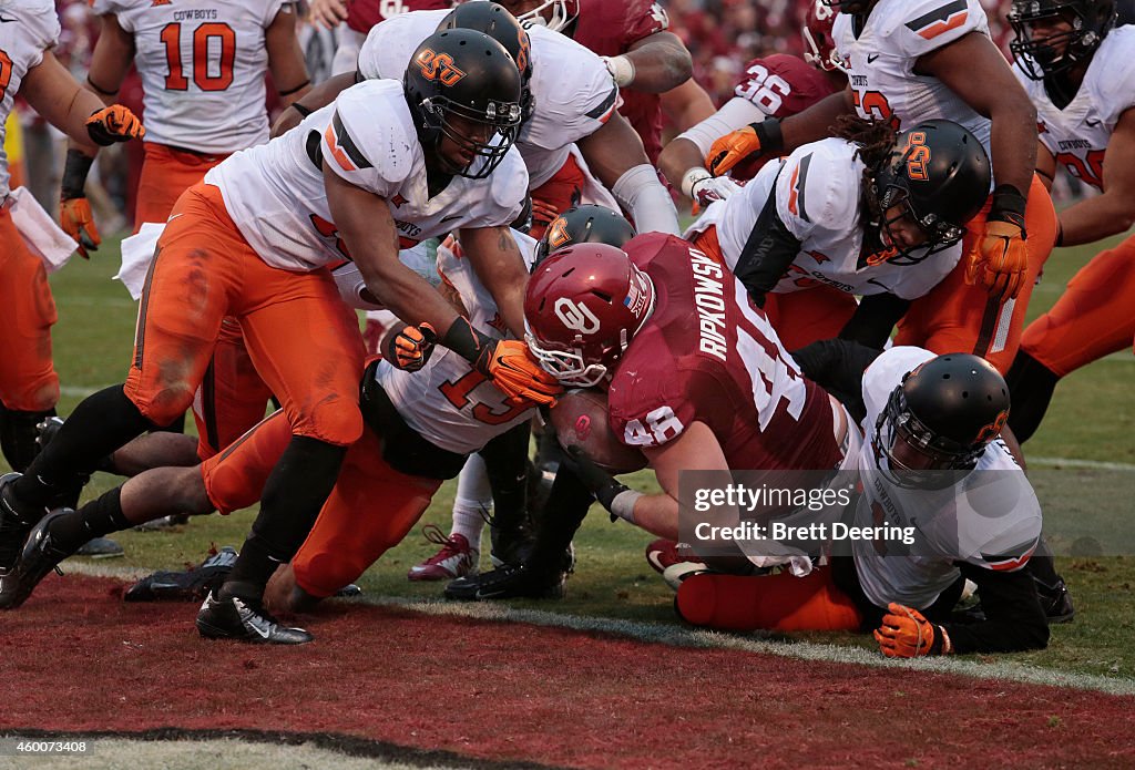 Fullback Aaron Ripkowski of the Oklahoma Sooners pushes through the ...