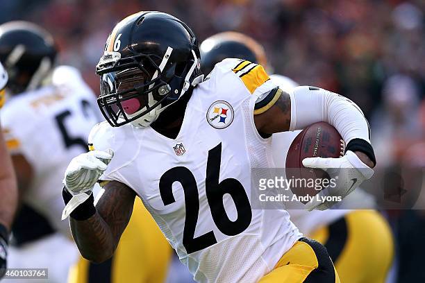 Le'Veon Bell of the Pittsburgh Steelers carries the ball during the first quarter of the game against the Cincinnati Bengals at Paul Brown Stadium on...