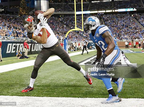 Mike Evans of the Tampa Bay Buccaneers catches a fourth quarter touchdown in front of James Ihedigbo of the Detroit Lions at Ford Field on December...