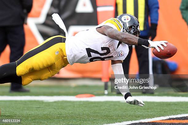 Le'Veon Bell of the Pittsburgh Steelers dives into the end zone to score a touchdown during the fourth quarter of the game against the Cincinnati...