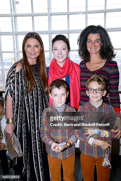 President of committee "Reve d'enfants 2014" Karin Rudnicki-Schlumberger, Diane de Polignac and Elvire de Rochefort pose with children at the Matinee...