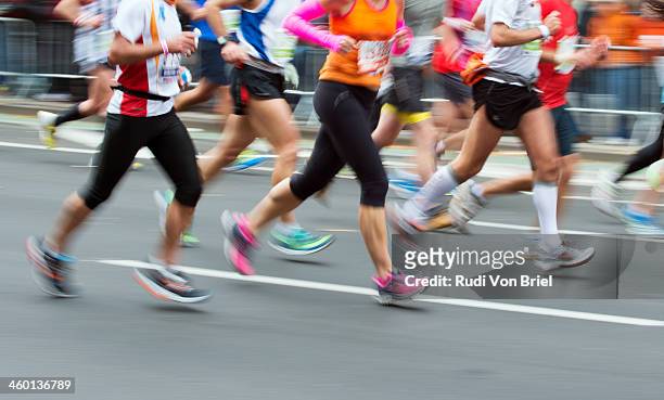 ny marathon along first avenue - marathon new york stockfoto's en -beelden