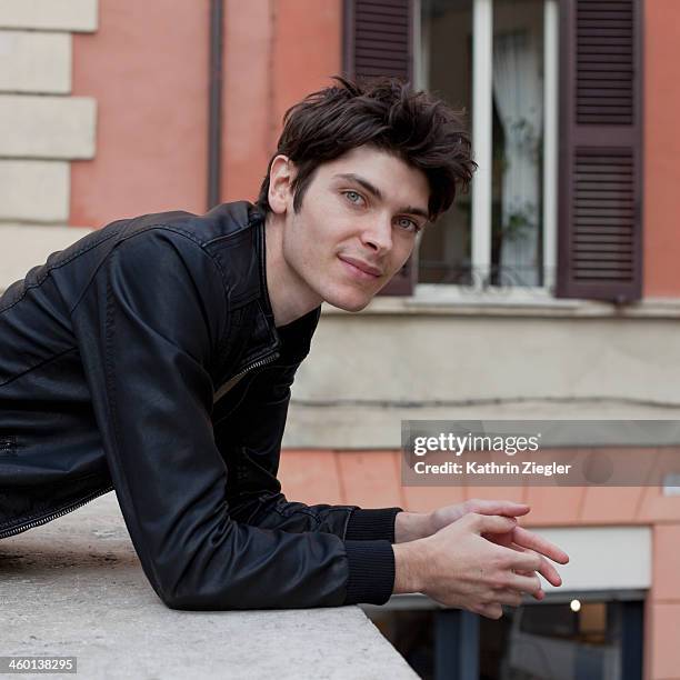 portrait of a young man, looking at camera - occhi azzurri foto e immagini stock
