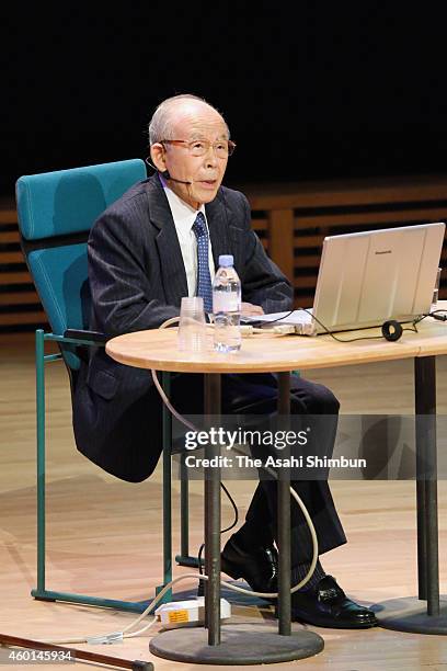 Japanese Nobel Prize laureate in physics Isamu Akasaki makes a speech during the memorial speech at Stcokholm University on December 8, 2014 in...