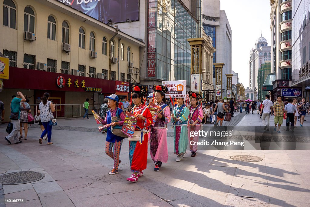 Wearing princess costume of Qing Dynasty, young girls walk...