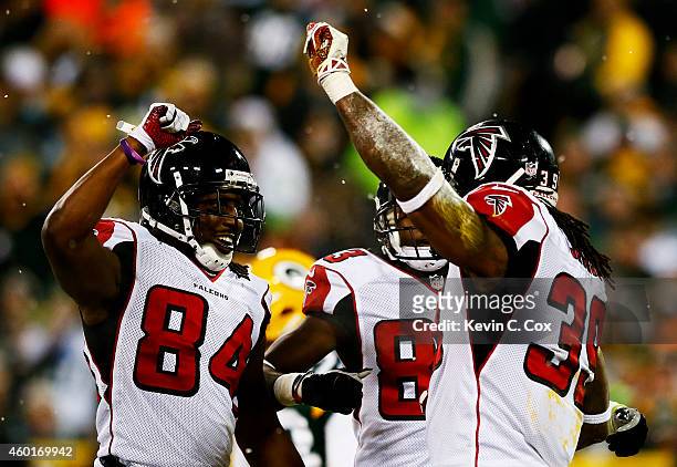 Steven Jackson of the Atlanta Falcons celebrates his touchdown with Harry Douglas and teammates in the first quarter against the Green Bay Packers at...