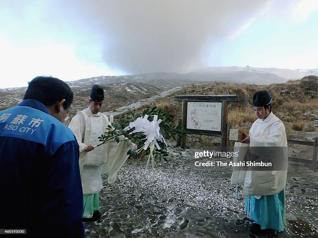 Shrine Holds Ritual To Calm Mt. Aso Eruption