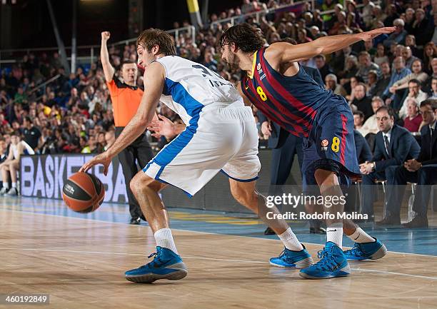 Zoran Planinic, #34 of Anadolu Efes Istanbul competes with Victor Sada, #8 of FC Barcelona during the 2013-2014 Turkish Airlines Euroleague Top 16...