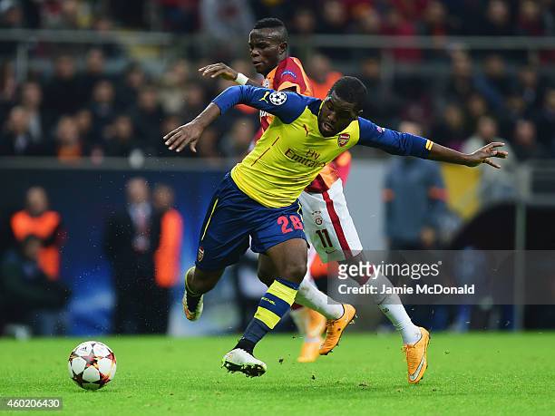Joel Campbell of Arsenal battles with Bruma of Galatasaray during the UEFA Champions League Group D match between Galatasaray AS and Arsenal FC at...