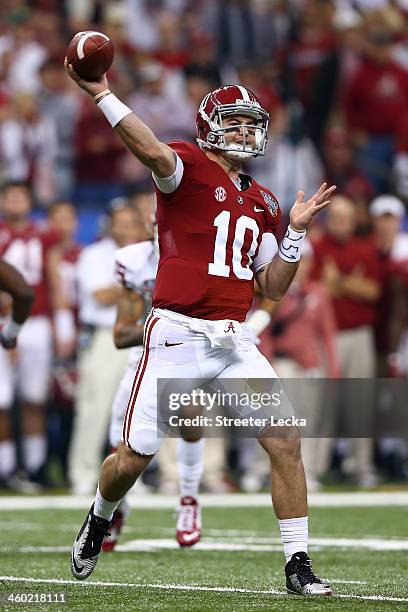 McCarron of the Alabama Crimson Tide throws a pass against the Oklahoma Sooners during the Allstate Sugar Bowl at the Mercedes-Benz Superdome on...