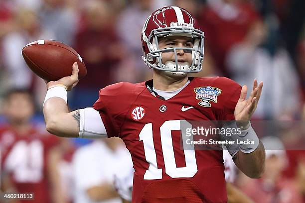 McCarron of the Alabama Crimson Tide throws a pass against the Oklahoma Sooners during the Allstate Sugar Bowl at the Mercedes-Benz Superdome on...