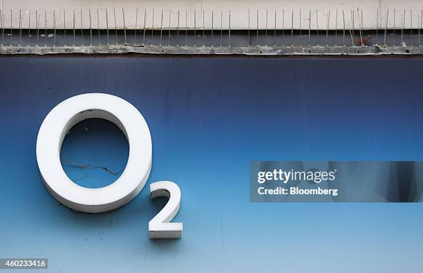 Bt O2 Logo Ee Logo Photos and Premium High Res Pictures - Getty Images