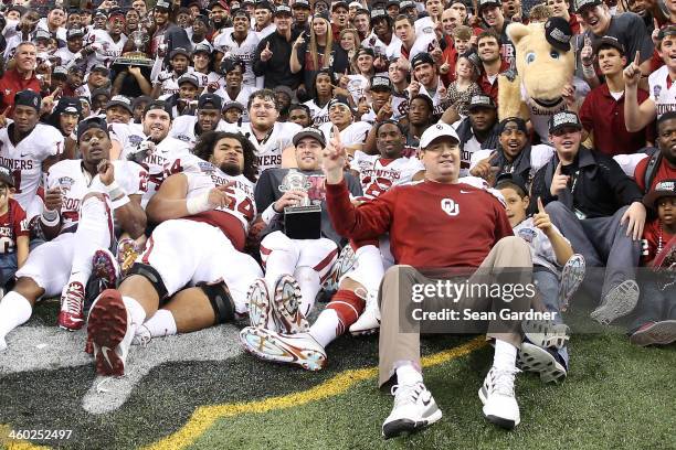 Head coach Bob Stoops of the Oklahoma Sooners celebrates with his team and the winner's trophy after defeating the Alabama Crimson Tide 45-31 during...