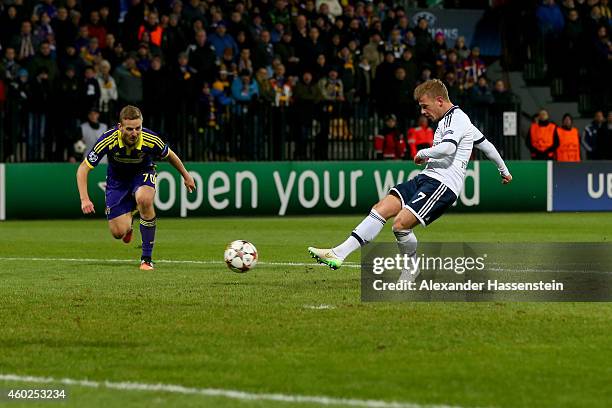 Max Meyer of Schalke scores the opening goal during the UEFA Group G Champions League match between NK Maribor and FC Schalke 04 at Ljudski vrt...