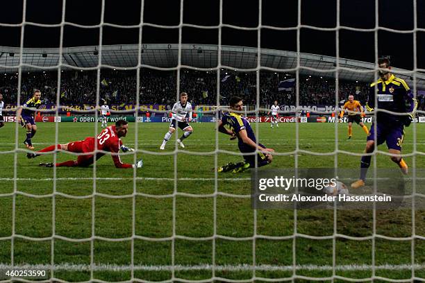 Max Meyer of Schalke scores the opening goal during the UEFA Group G Champions League match between NK Maribor and FC Schalke 04 at Ljudski vrt...