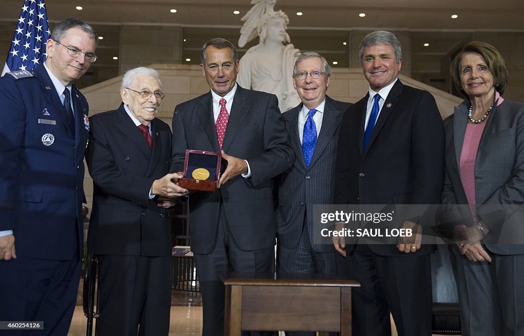 US-POLITICS-CONGRESS-MEDAL