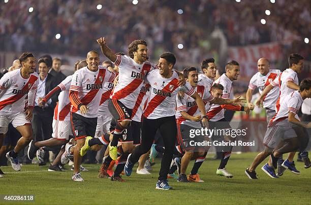 Leonardo Ponzio of River Plate celebrates with teammates after winning the second leg final match between River Plate and Atletico Nacional as part...