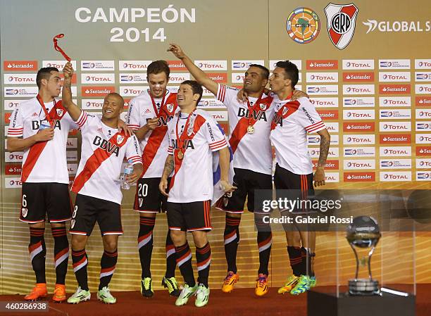 Ramiro Funes Mori, Carlos Sanchez, German Pezzella, Rodrigo Mora, Gabriel Mercado and Leonel Vangioni of River Plate celebrate after winning the...